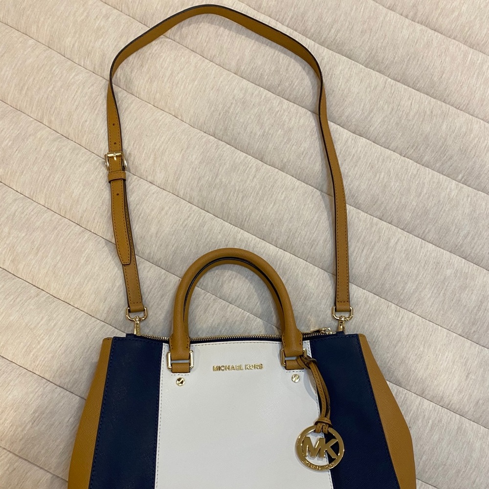 Michael Kors Designer handbag π - Picture 2 of 10